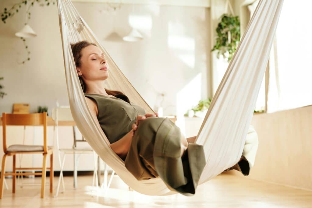 détente femme détendue dans un hamac