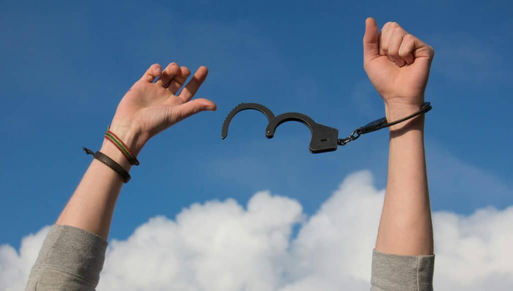 libre addictions des menottes qui libèrent la poignée de main